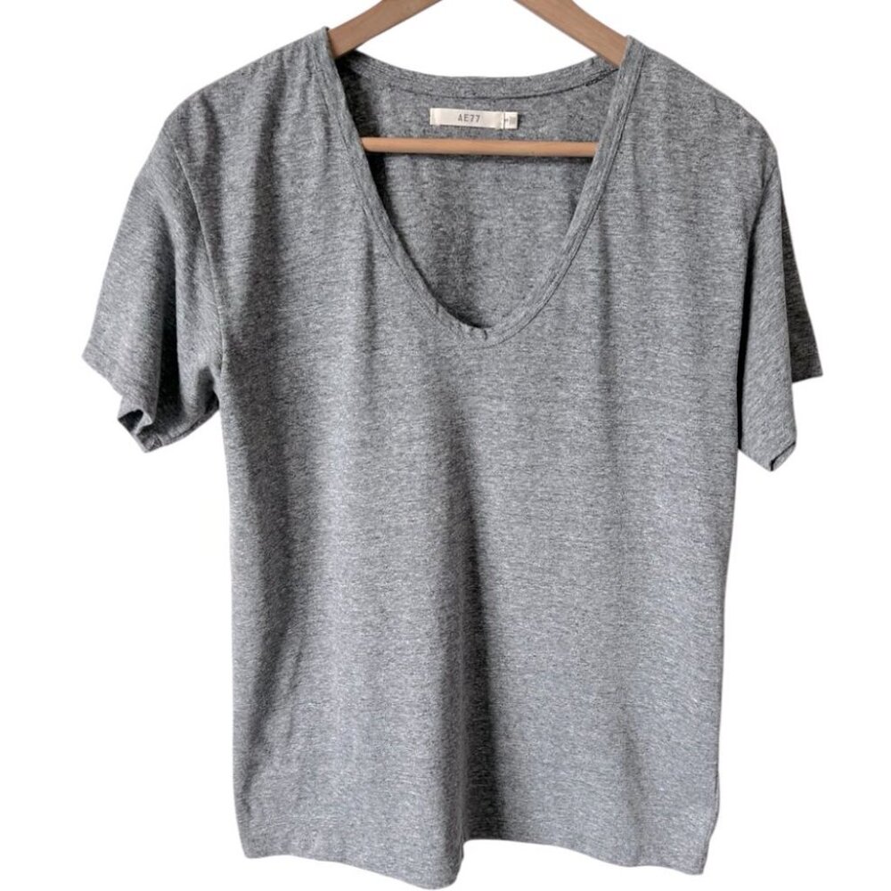 NWT AE77 Gray Comfy Pullover V-Neck Short Sleeve T-Shirt Small Reg. $58